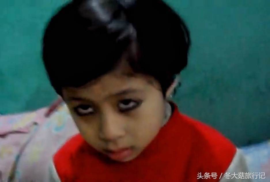 印度婴儿为什么要画眼线（非洲人为什么给孩子画眼线）