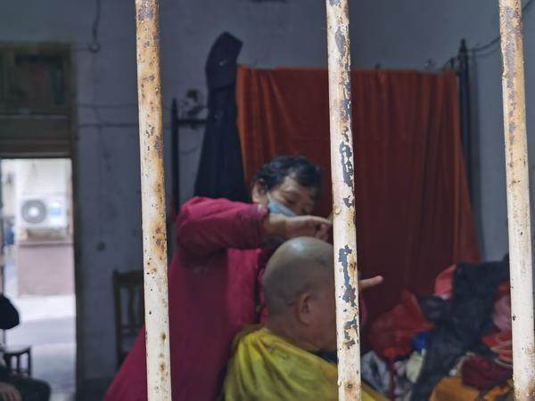 结婚5年丈夫突然去世，67岁大娘在郑州开3元理发店，多年未涨价：这家店是精神支柱，够自己吃喝就行
