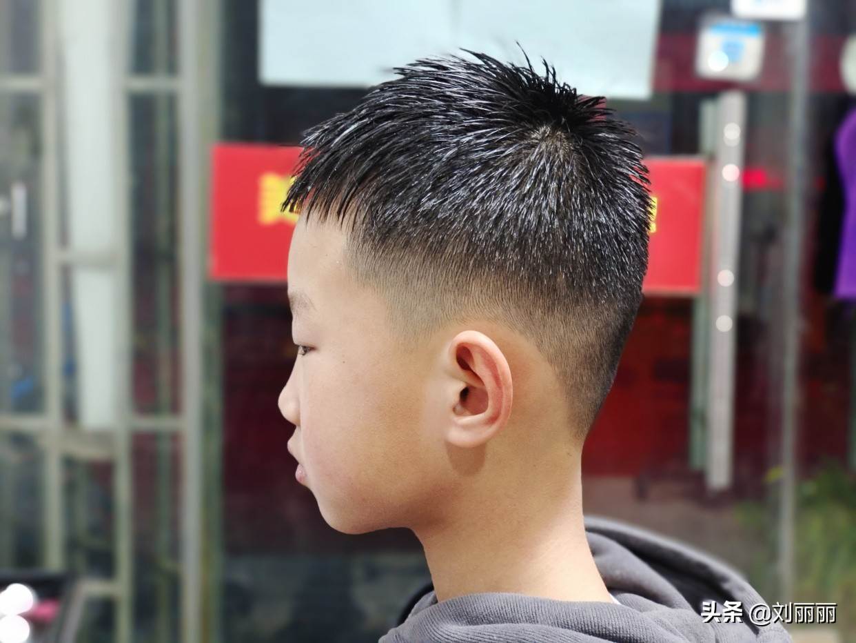男童发型2022潮流短发雕刻（6～8岁小帅哥发型2022）
