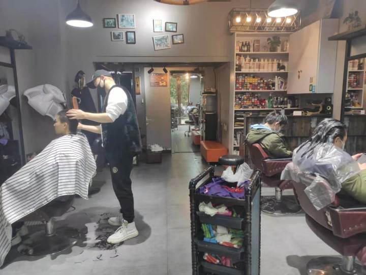 岁末忙碌的小店 | 街边理发店刚刚开门，4位顾客马上坐定，其中一位还要等