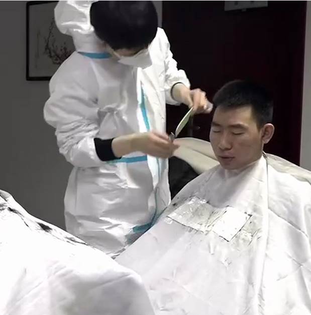 西安理发店为一线工作人员每天义剪8小时，网友：“理发师真帅”