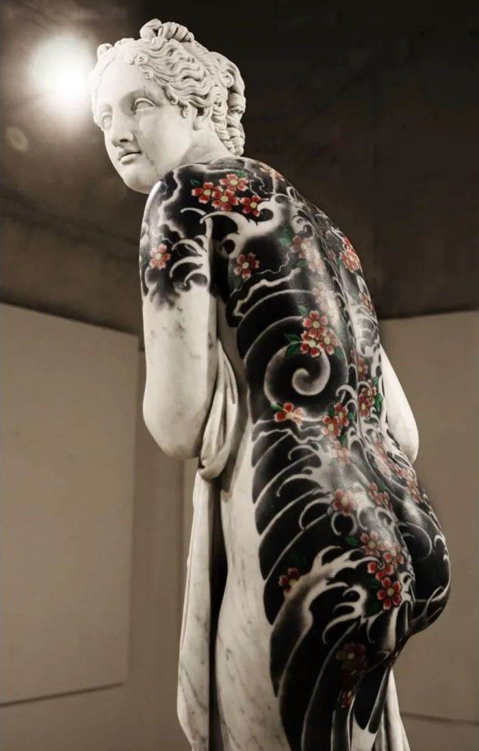 他在雕塑身上纹身，想法独特效果更绝​，网友：比纹在人体上更美