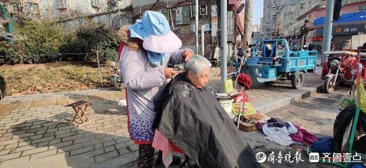 理发只需六元，济南白马山铁路新村深巷有个“露天理发店”