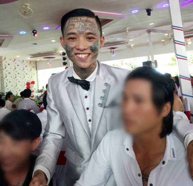 为庆祝结婚，越南一新郎满脸纹满纹身，婚礼当天“亮瞎”众人眼