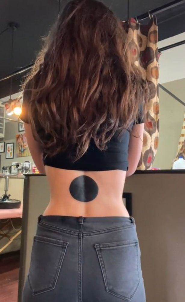 国外女子展示“黑洞”新纹身，被网友喷模仿《死神》角色葛力姆乔