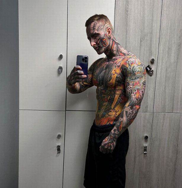 美25岁男子晒纹身前后对比照，承认纹身很痛就像被金属刷刮过一样