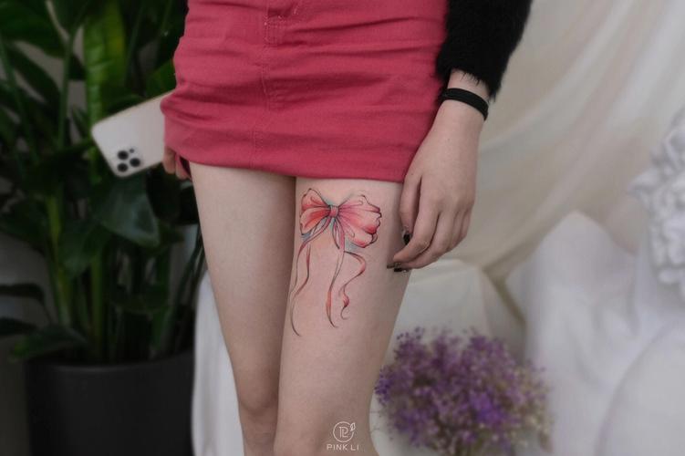 大腿蝴蝶结纹身图片 大腿蝴蝶结纹身的图片