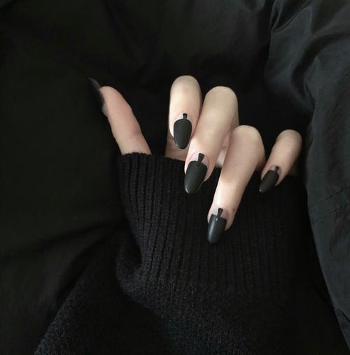 黑色美甲图片短指甲 简单短指甲美甲图案黑色
