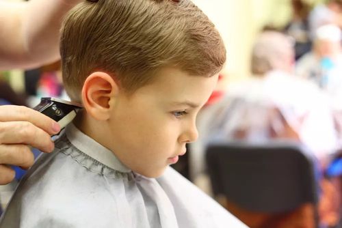 小孩剪头发图片 小孩剪头发图片10岁男孩