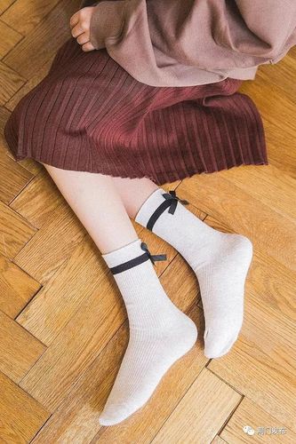 女生穿袜子图片 女生拖鞋袜子的图片