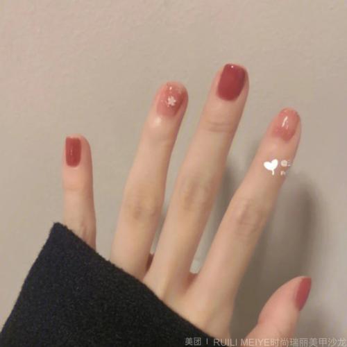 适合圆指甲的美甲图案 适合圆指甲的美甲图案有哪些