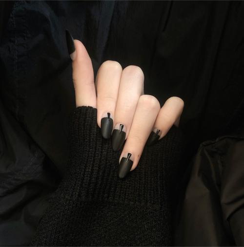 黑色美甲短指甲图片 黑色短指甲图案简单