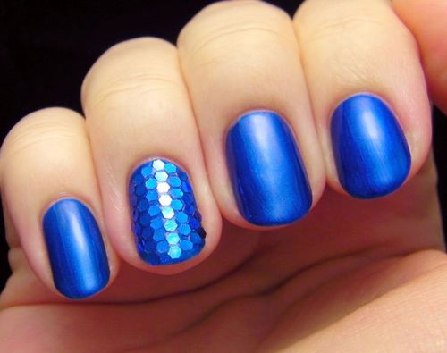 蓝色镶钻美甲图片 蓝色钻配什么颜色的指甲