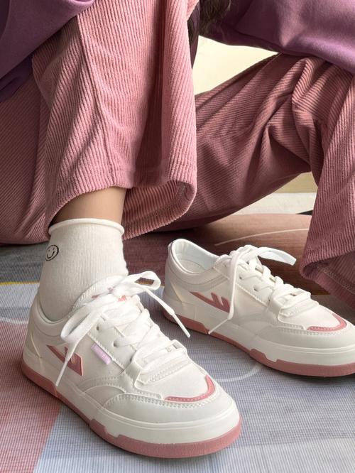 粉色运动鞋穿搭图片 粉色运动鞋穿搭图片