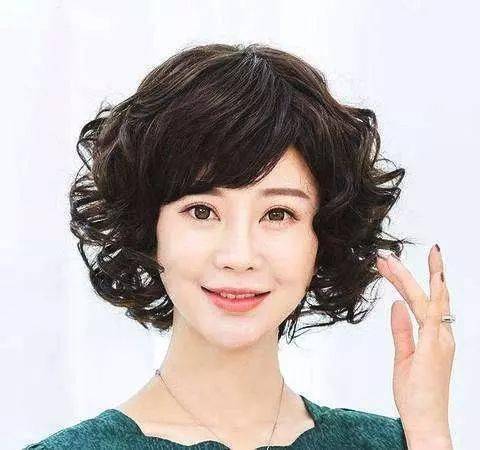 50岁女人发型图片 50岁女人发型图片大全短发