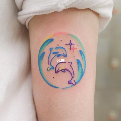 海豚纹身图案女 海豚纹身图案女生手上