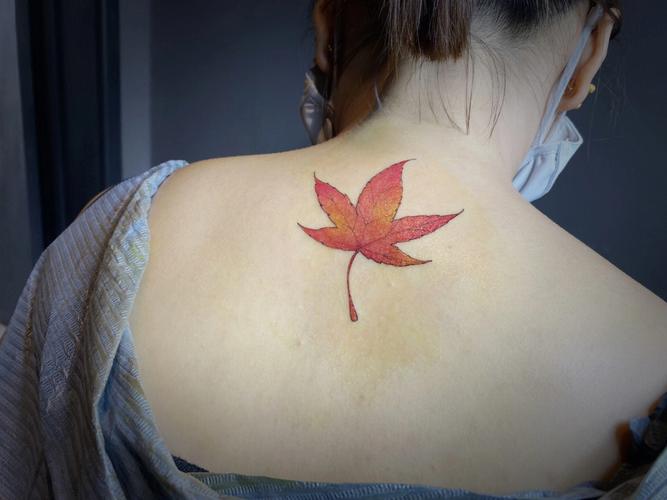 枫树叶纹身图案 枫树叶纹身图案大全图片