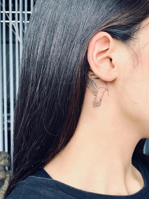 耳朵后的纹身图片 耳朵后的纹身图案