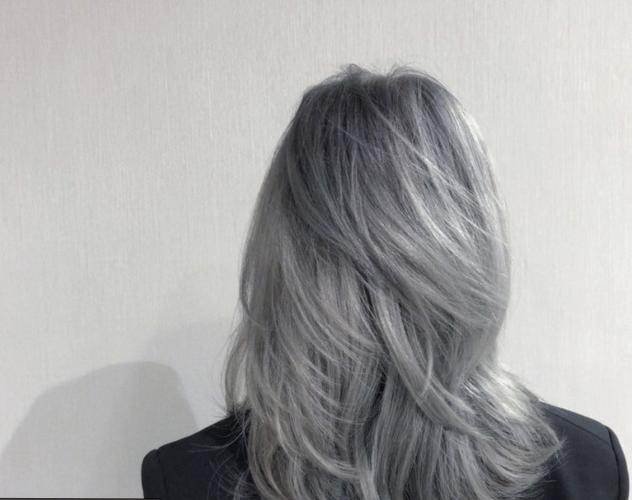 灰色头发图片女生 灰色头发图片女生短发