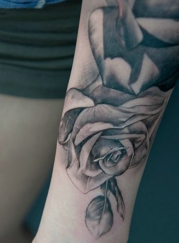 胳膊纹身玫瑰花图案 胳膊纹身小图案女