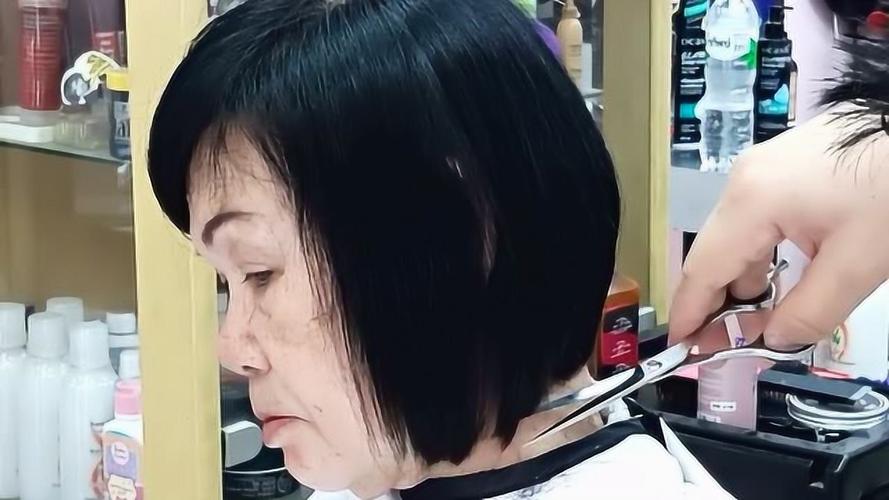 55岁适合的发型图片 55岁适合的发型图片女