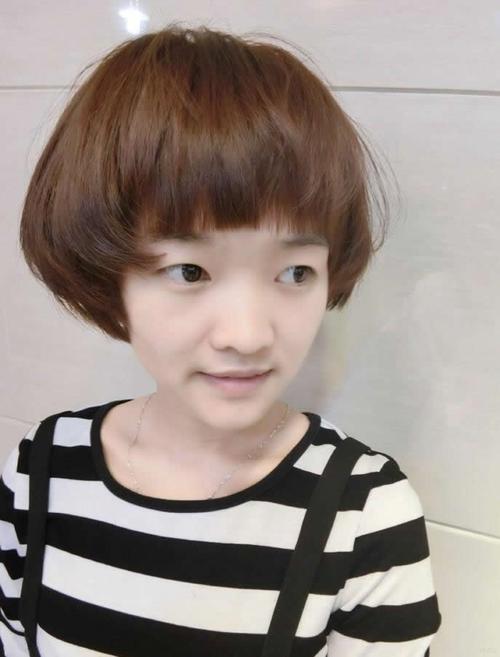 蘑菇头发型女图片 蘑菇头发型女图片儿童