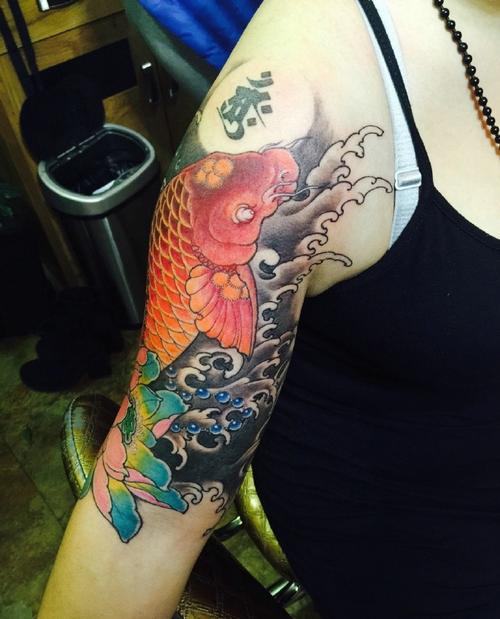 红鲤鱼纹身图 红鲤鱼纹身图片胸口