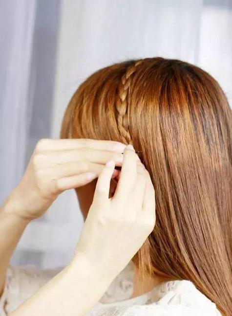 梳头发的方法图解 梳头发正确方法图解