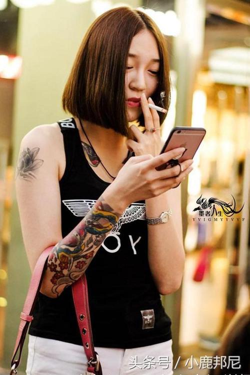抽烟纹身女孩图片 抽烟纹身的女人图片