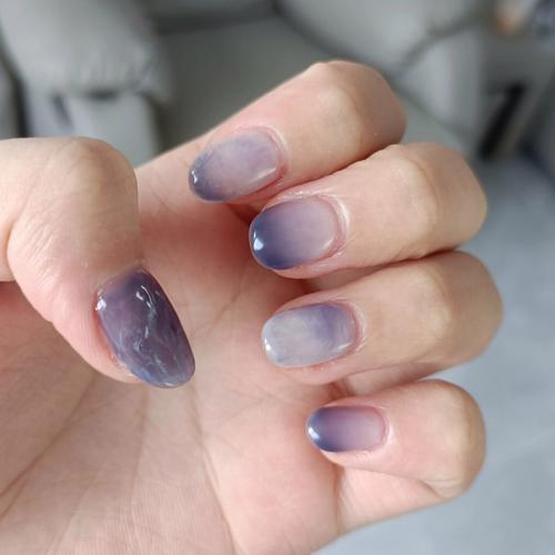 蓝紫色指甲油美甲图片 紫蓝色指甲油美甲图案