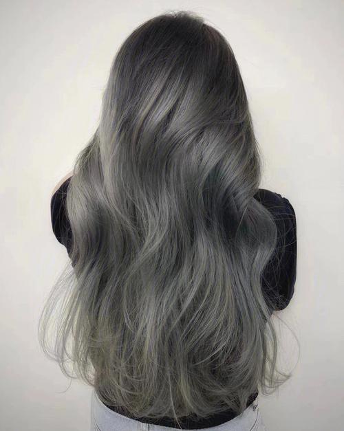 青雾灰色头发图片 青雾灰色头发图片欣赏