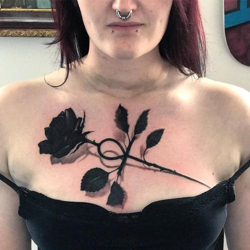 女性胸前纹身小图案 女性胸前纹身图案玫瑰代表什么