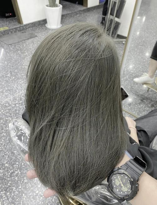 青灰色头发图片 薄荷青灰色头发图片