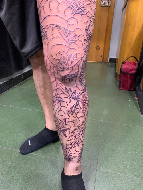 彩色凤凰花腿纹身图案 彩色凤凰花腿纹身图案