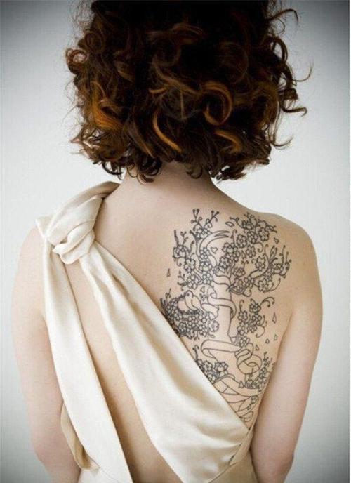 背部纹身图案女 背部纹身图案女花朵