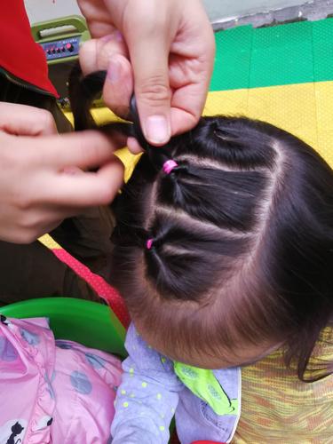 幼儿园梳头发步骤图片简单点 幼儿园梳头发步骤图片简单点怎么画
