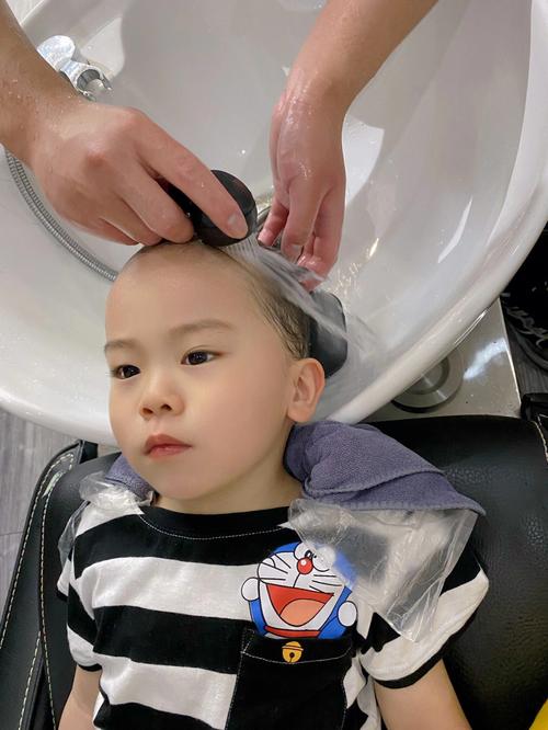 小男孩剪头发造型图片 小男孩剪头发造型图片短发动漫