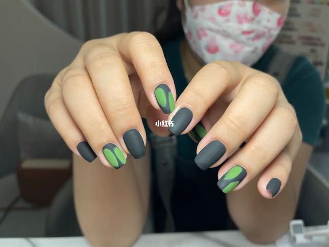 黑色和绿色的美甲图 黑色和绿色指甲油美甲图案