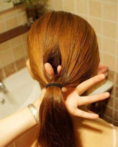 自己盘头发简单好看的步骤图片 自己盘头发简单好看的步骤图片女
