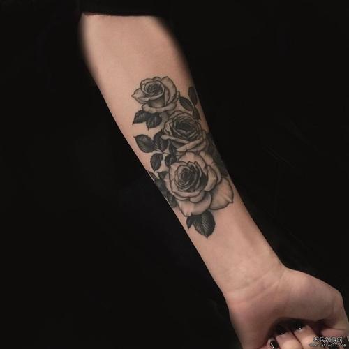 黑色花朵纹身图案 黑色花朵纹身图案大全