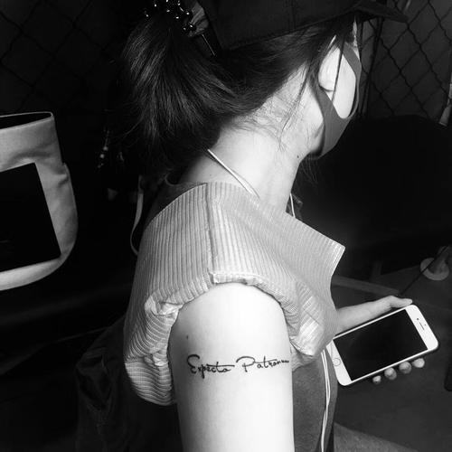 胳膊纹身图案女 胳膊纹身图案女文字