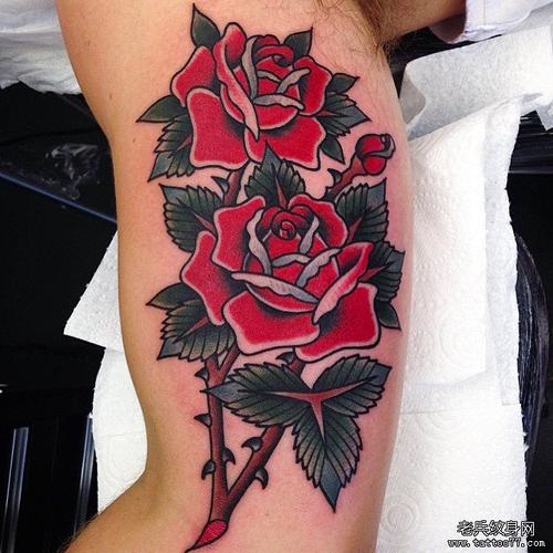 红玫瑰纹身图 红玫瑰纹身图案大全女