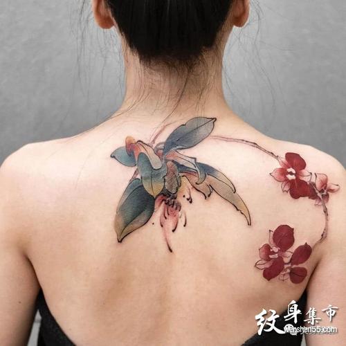 背部纹身图案女 背部纹身图案女花朵