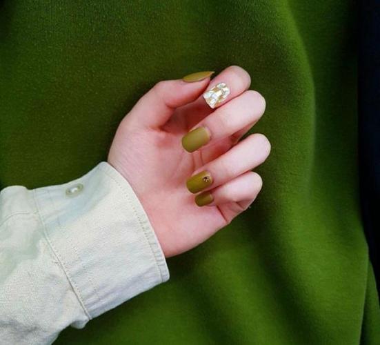 草绿色指甲图片美甲款式 草绿色指甲配什么颜色好看